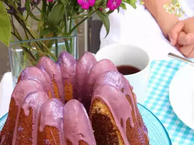 Marmorkuchen im lila Gugelhupfgewand