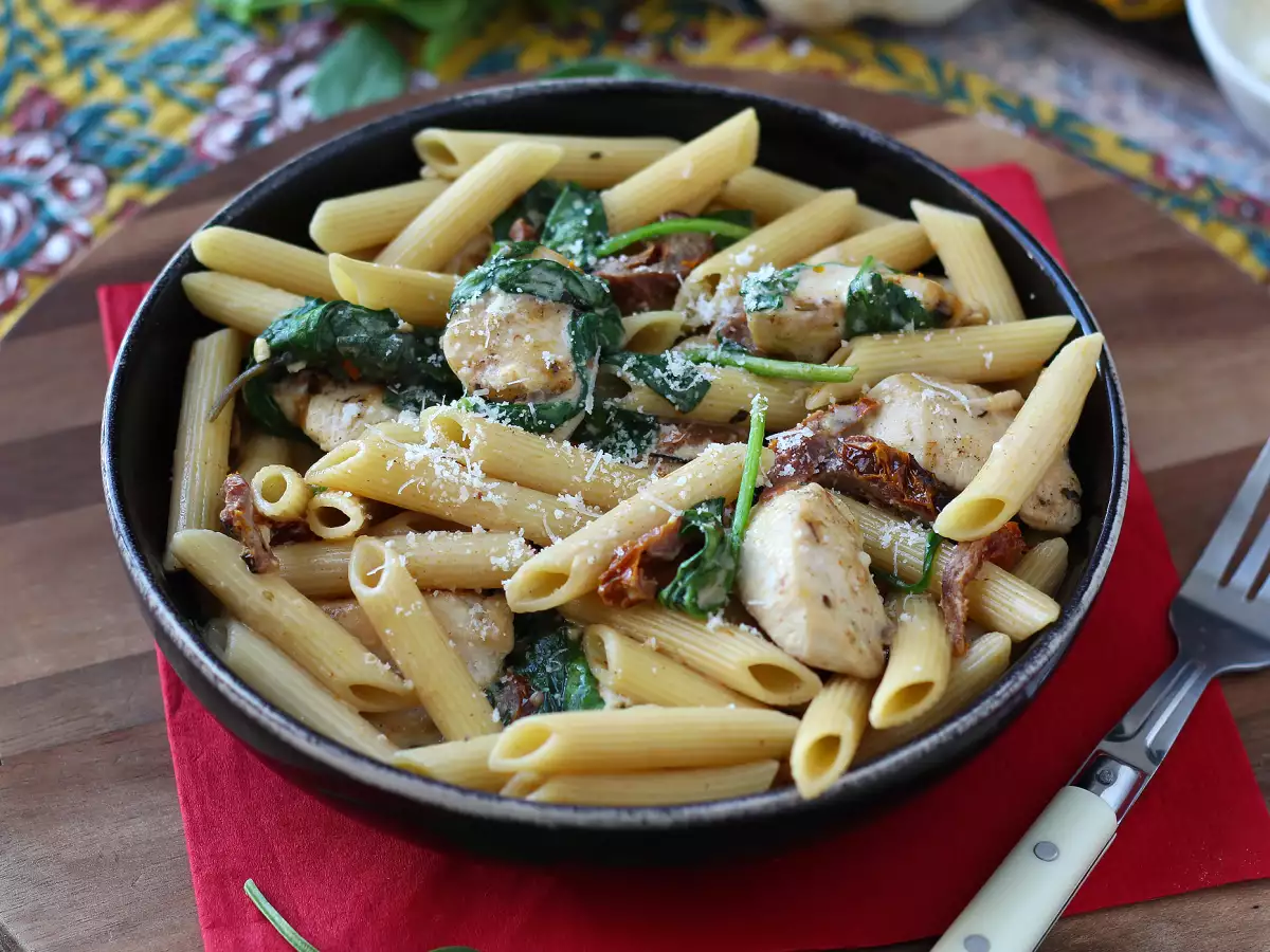 Marry Me Chicken Pasta: cremige Nudeln mit Hähnchen, getrockneten Tomaten und Parmesan - foto 2