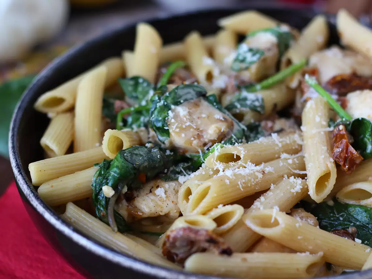 Marry Me Chicken Pasta: cremige Nudeln mit Hähnchen, getrockneten Tomaten und Parmesan - foto 3