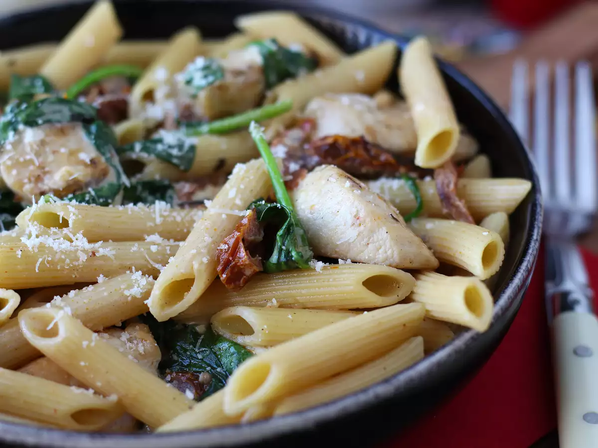 Marry Me Chicken Pasta: cremige Nudeln mit Hähnchen, getrockneten Tomaten und Parmesan - foto 4