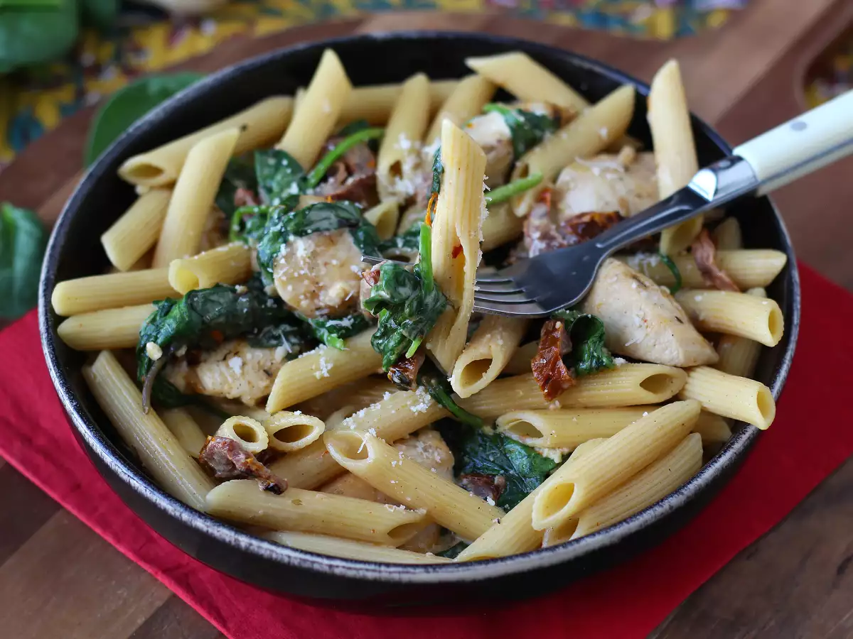 Marry Me Chicken Pasta: cremige Nudeln mit Hähnchen, getrockneten Tomaten und Parmesan - foto 5