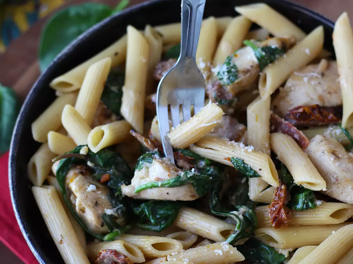 Marry Me Chicken Pasta: cremige Nudeln mit Hähnchen, getrockneten Tomaten und Parmesan - foto 6