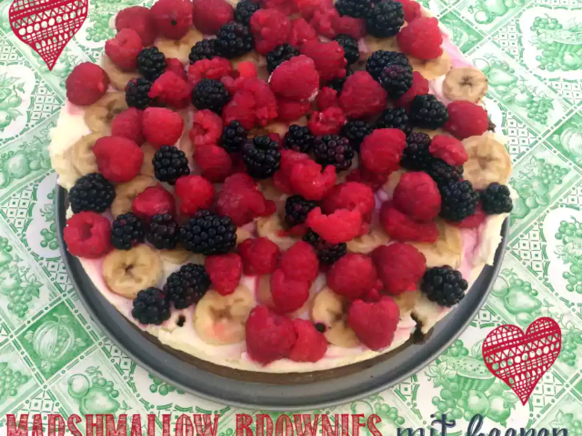 Marshmallow-brownies mit beeren