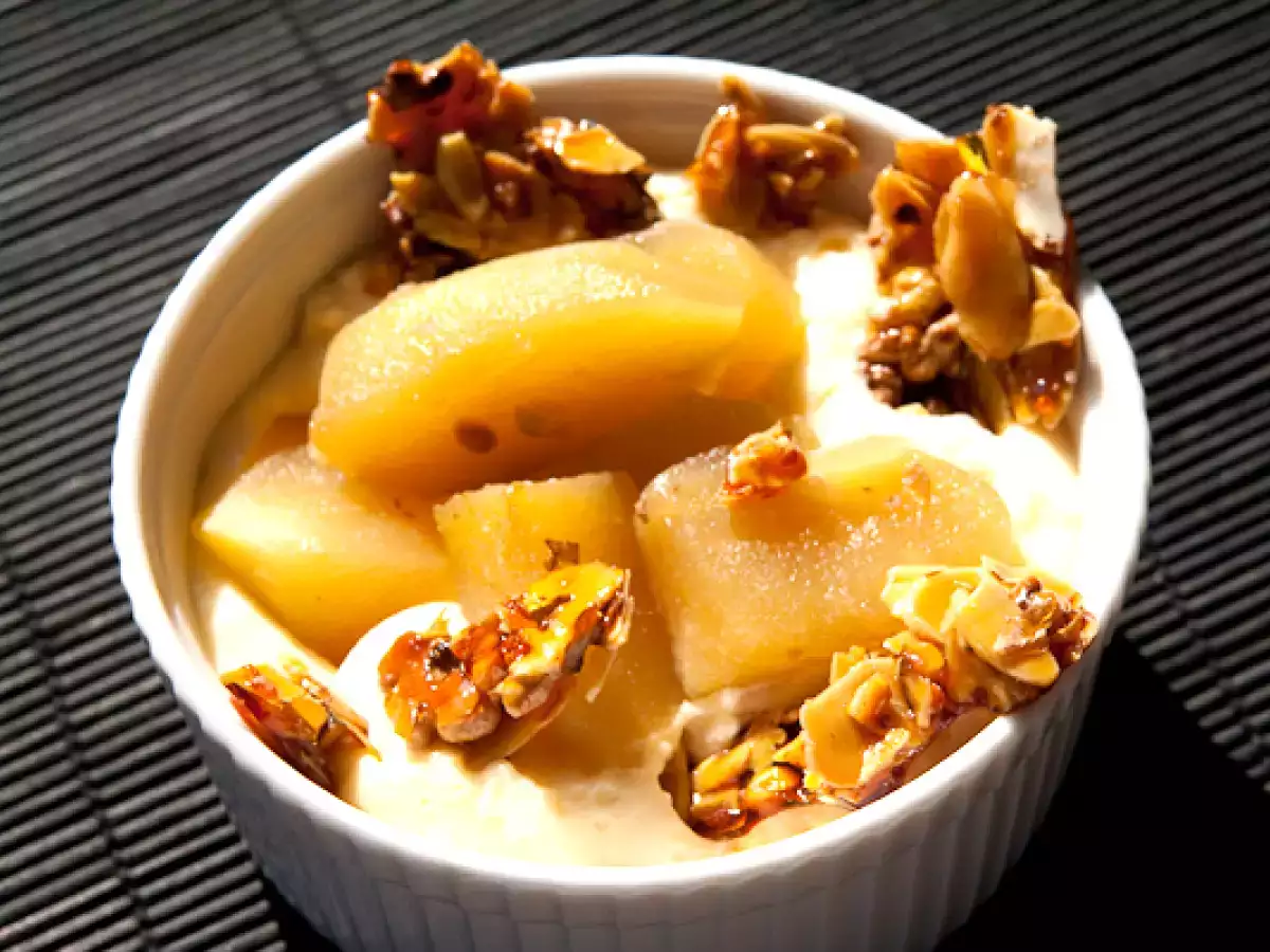 Mascarpone Mousse mit Apfelkompott und Mandelkrokant