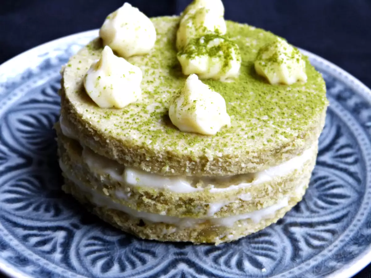 Matcha-Bisquit mit weißer Schoko-Mousse