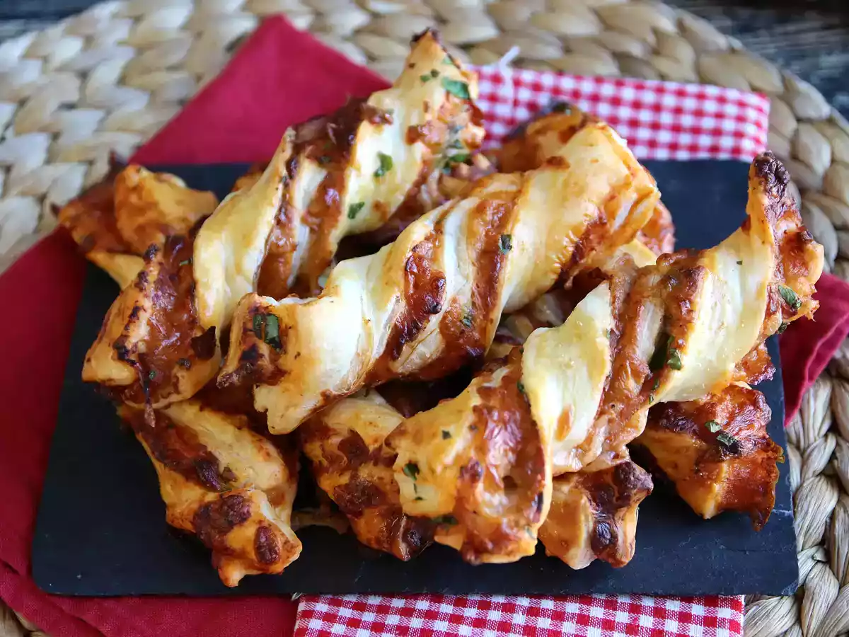 Maxi-Blätterteigspiralen (Tomate, Schinken, Mozzarella, Petersilie)