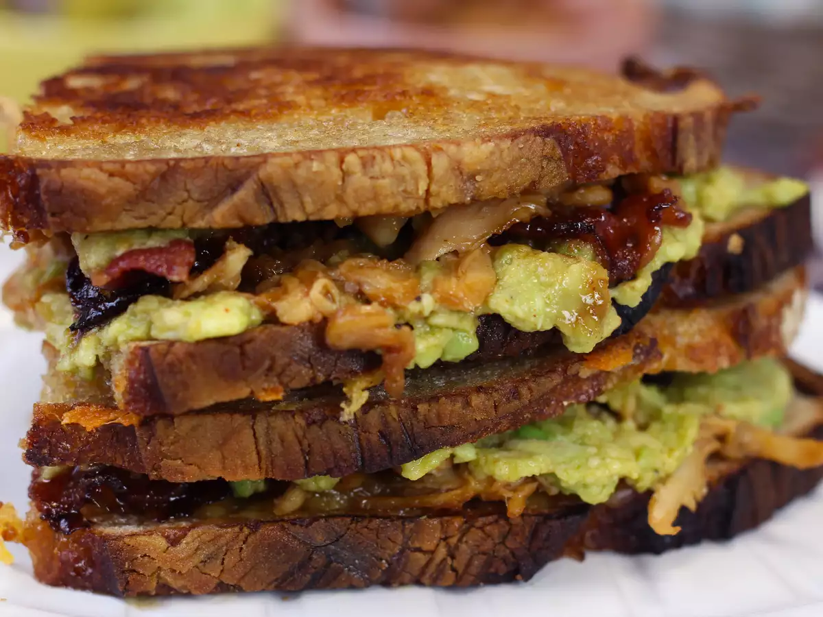 Maxi-Grilled-Cheese-Sandwich auf amerikanische Art: Hähnchen, Avocado und Bacon - foto 3