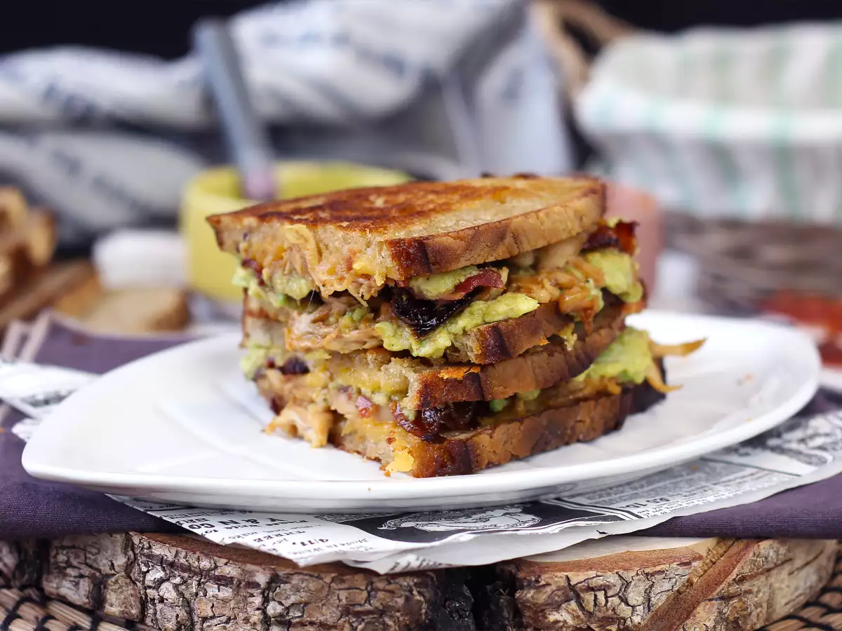 Maxi-Grilled-Cheese-Sandwich auf amerikanische Art: Hähnchen, Avocado und Bacon - foto 4