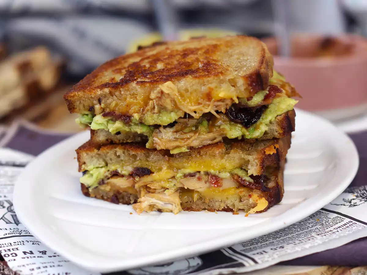 Maxi-Grilled-Cheese-Sandwich auf amerikanische Art: Hähnchen, Avocado und Bacon - foto 5