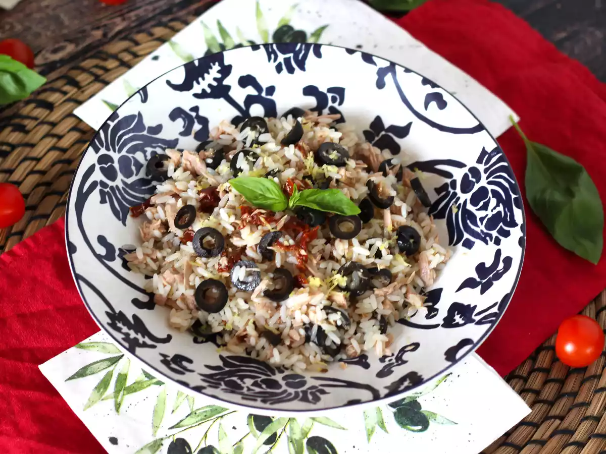 Mediterraner Reissalat: Thunfisch, Oliven, sonnengetrocknete Tomaten und Zitrone - foto 2