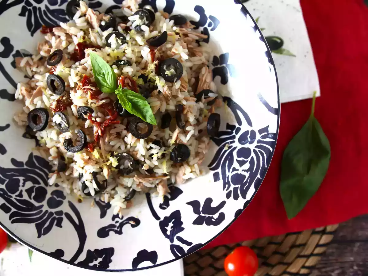 Mediterraner Reissalat: Thunfisch, Oliven, sonnengetrocknete Tomaten und Zitrone - foto 3