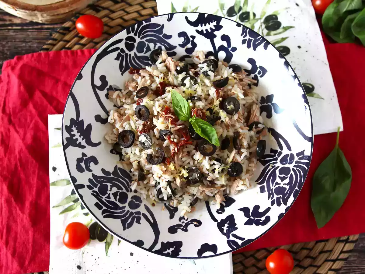 Mediterraner Reissalat: Thunfisch, Oliven, sonnengetrocknete Tomaten und Zitrone - foto 4