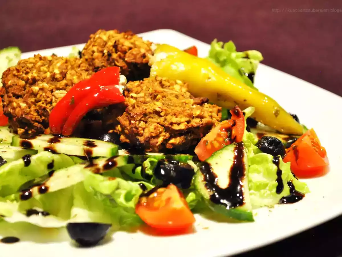 Mediterraner Salatteller mit Ofen-Bratlingen