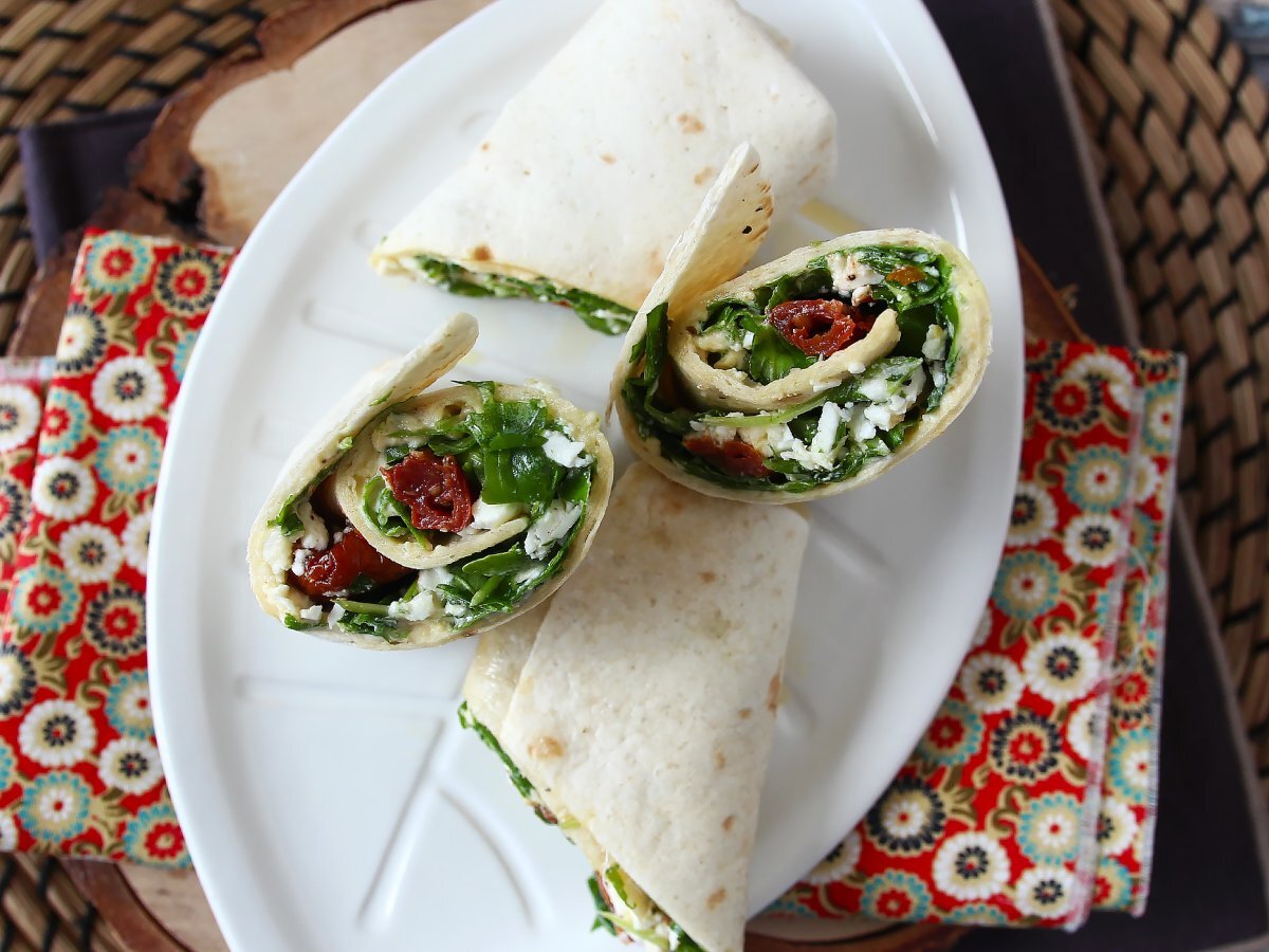 Rezept für mediterranen wrap mit hummus, rucola, feta