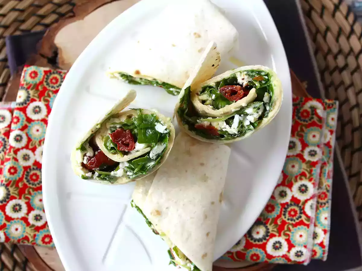 Mediterraner Wrap, gefüllt mit Hummus, Rucola, Paprika und Feta - foto 4