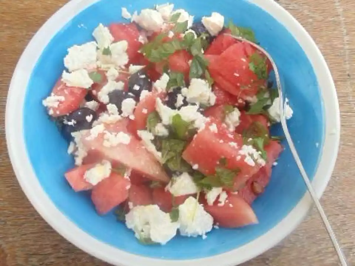 MELONENSALAT MIT KÄSE UND OLIVEN