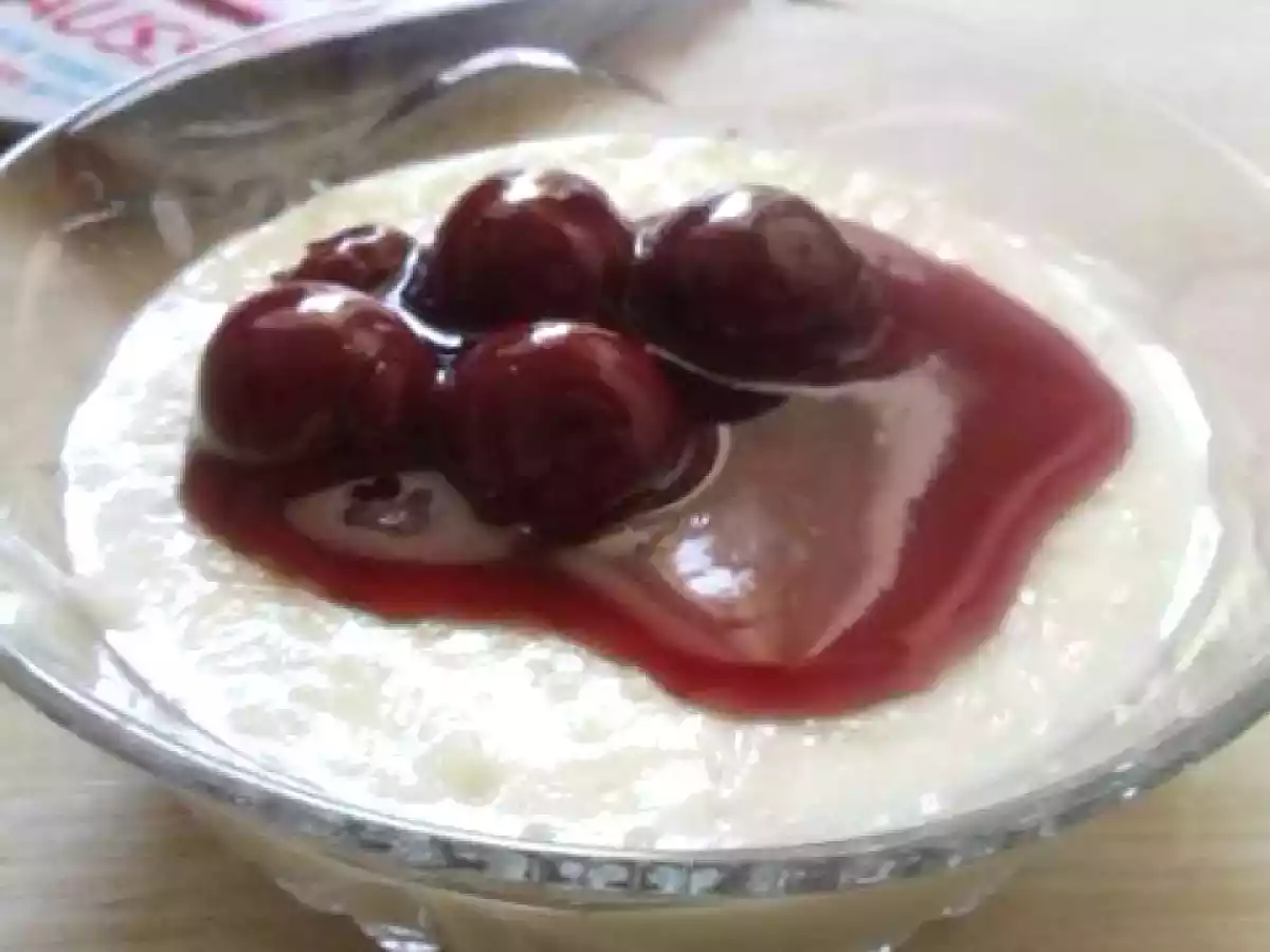 MILCHREIS MIT KIRSCHSAUCE