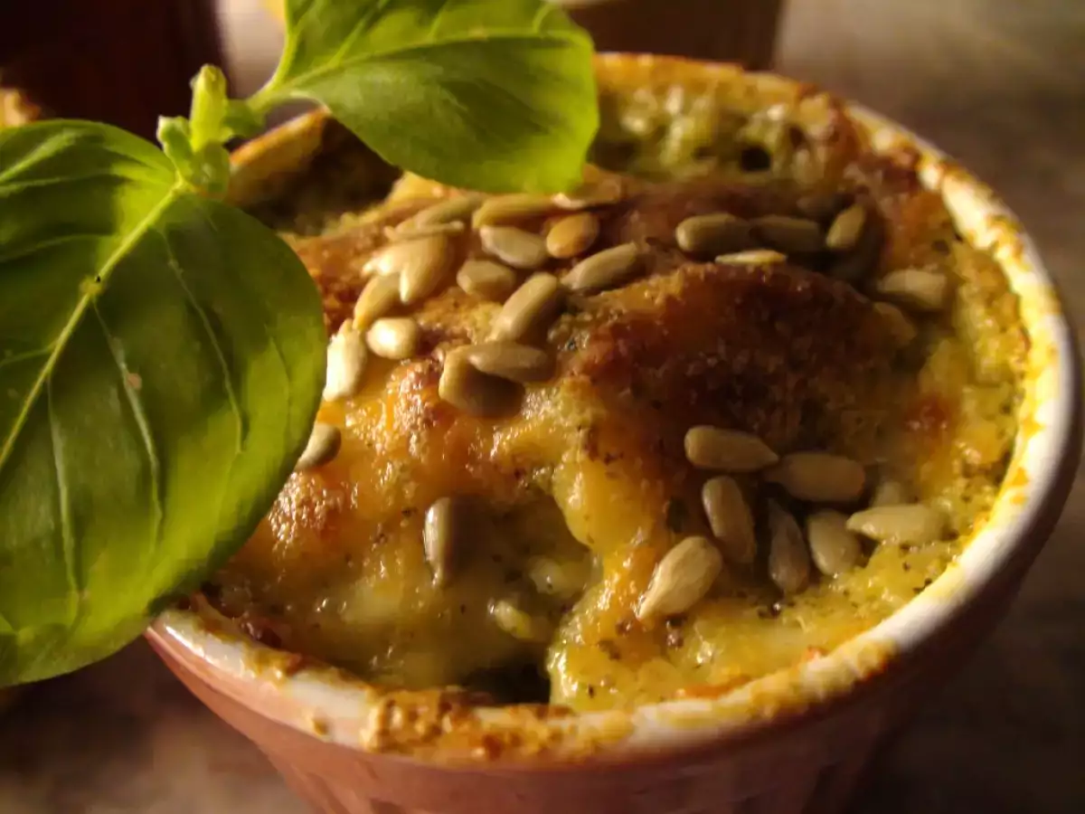 Mini-Kartoffel-Gratins mit Pesto und Mozarella