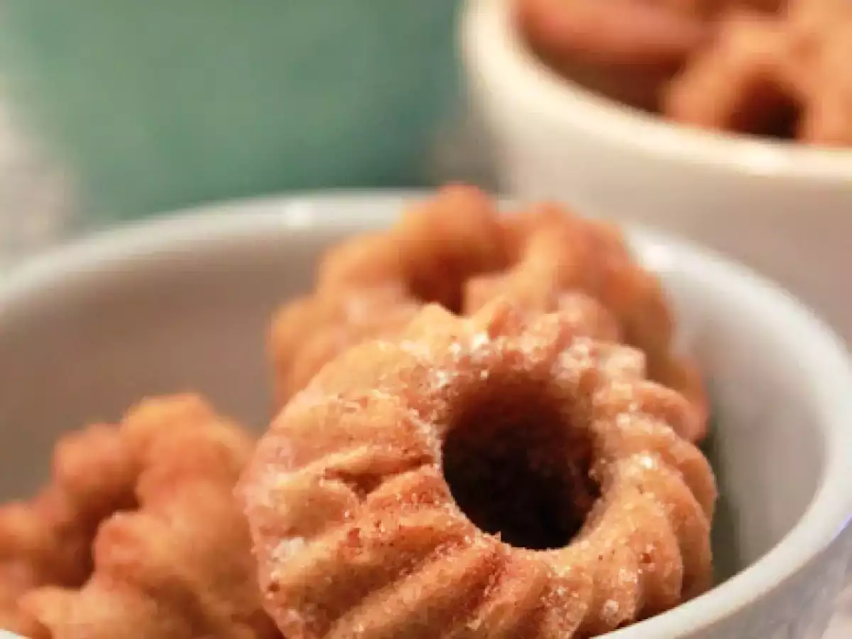 Mini kouglofs avec pommes, vanille et amandes