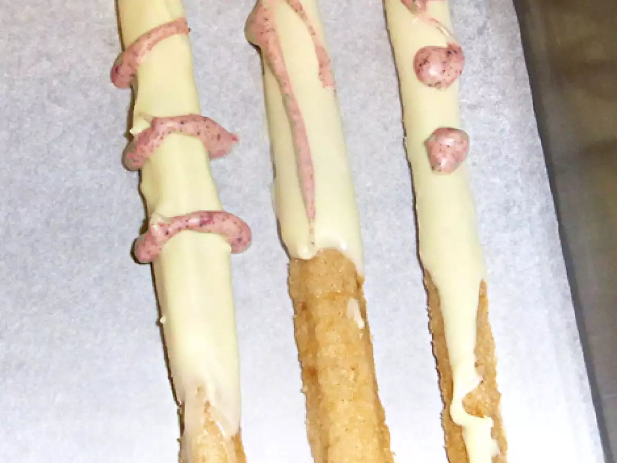 Mini-Pocky mit Pistazien und Himbeergeschmack