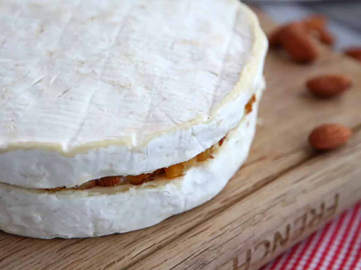 Mit Aprikosen und Mandeln gefüllter Brie - foto 4