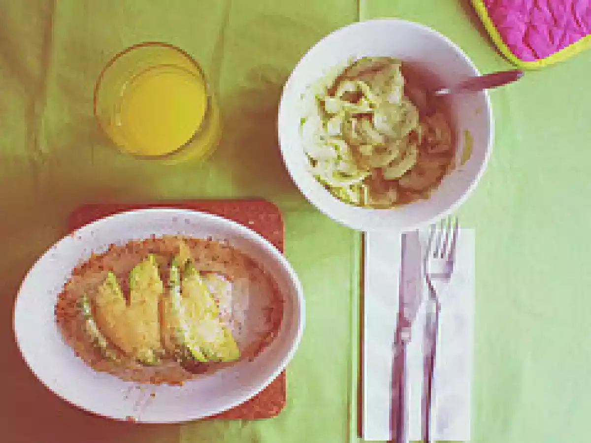 Mit avocado überbackener lachs mit gurkensalat