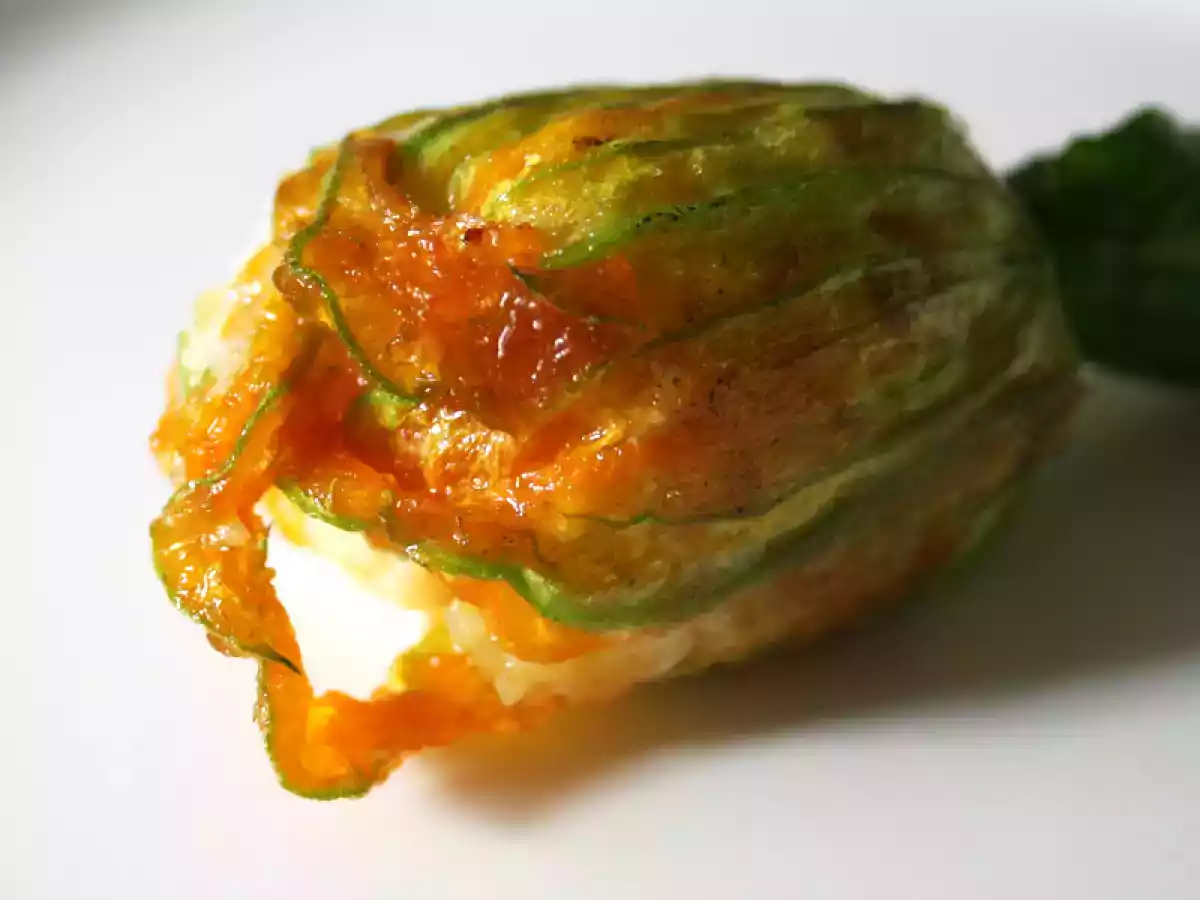 Mit Couscous gefüllte Zucchiniblüten