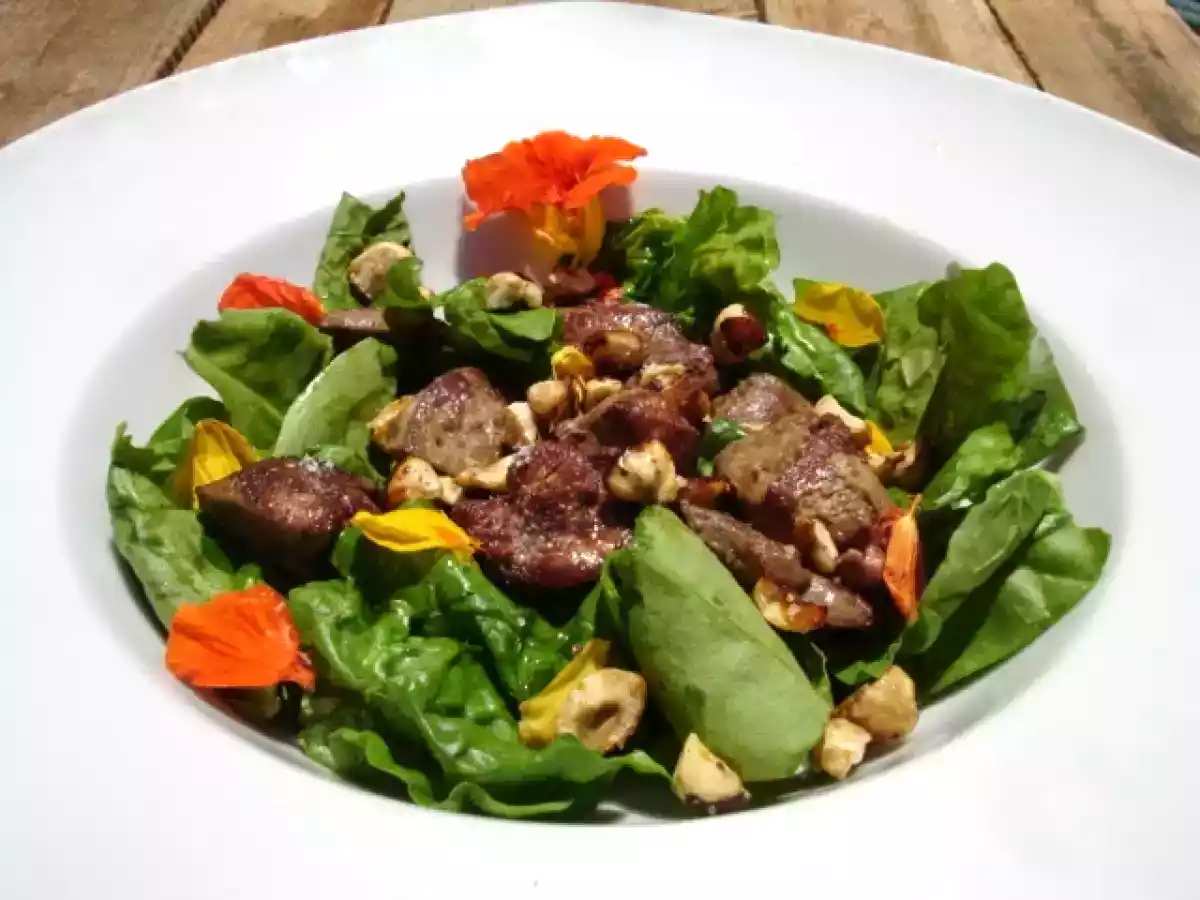 Mit gebratener Hühnerleber und karamellisierten Haselnüssen