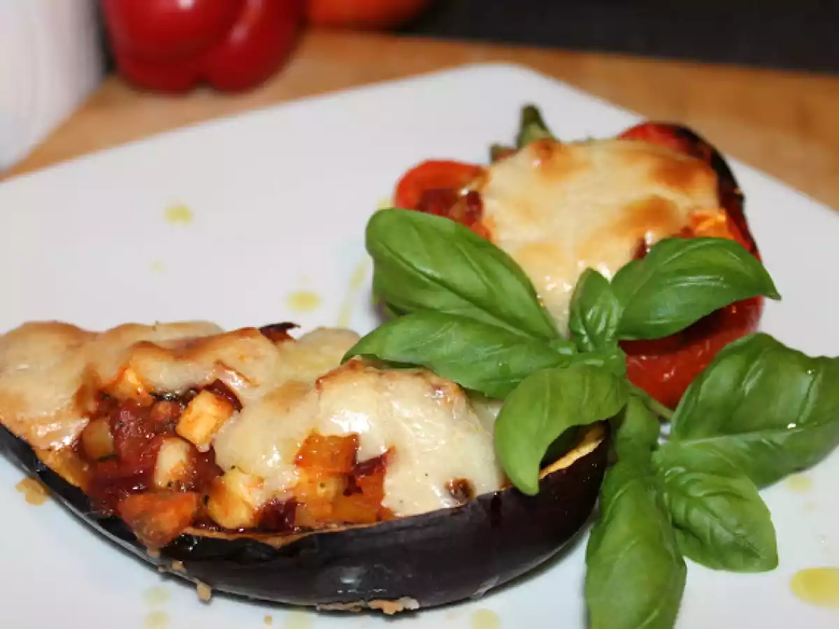 Mit Gemüse gefüllte Aubergine und Paprik