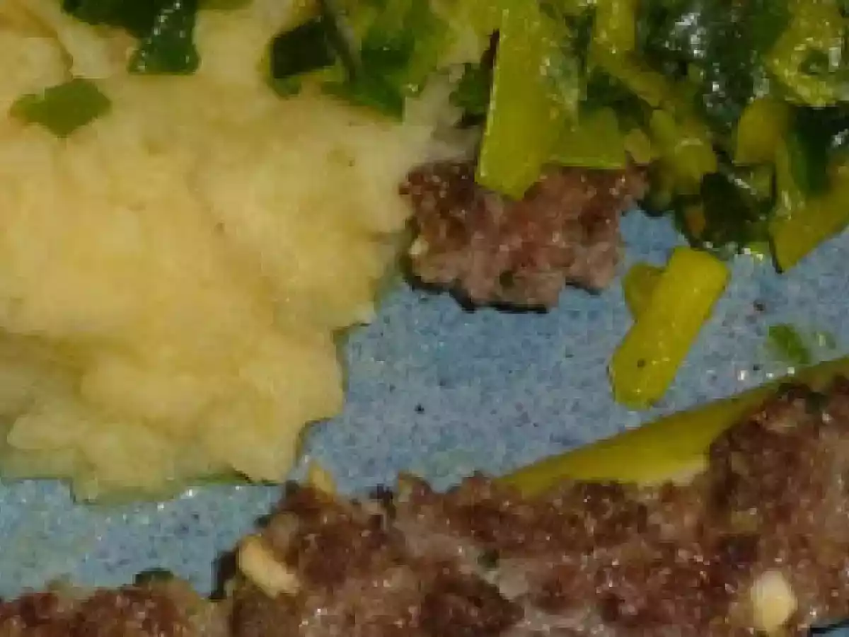 Mit Hackfleisch gefüllte Lauchblätter