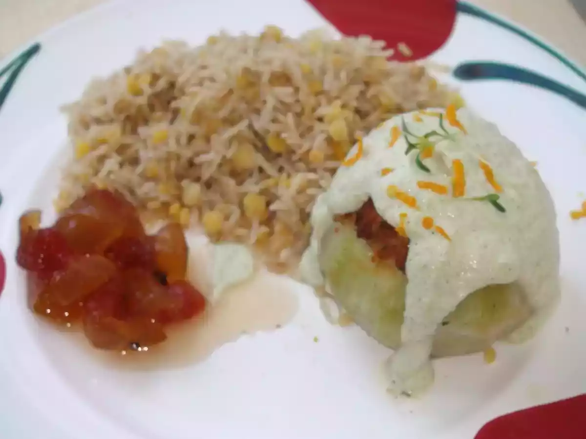 Mit mariniertem Tofu gefüllte Kohlrabi mit cremiger Cashew-Sauce