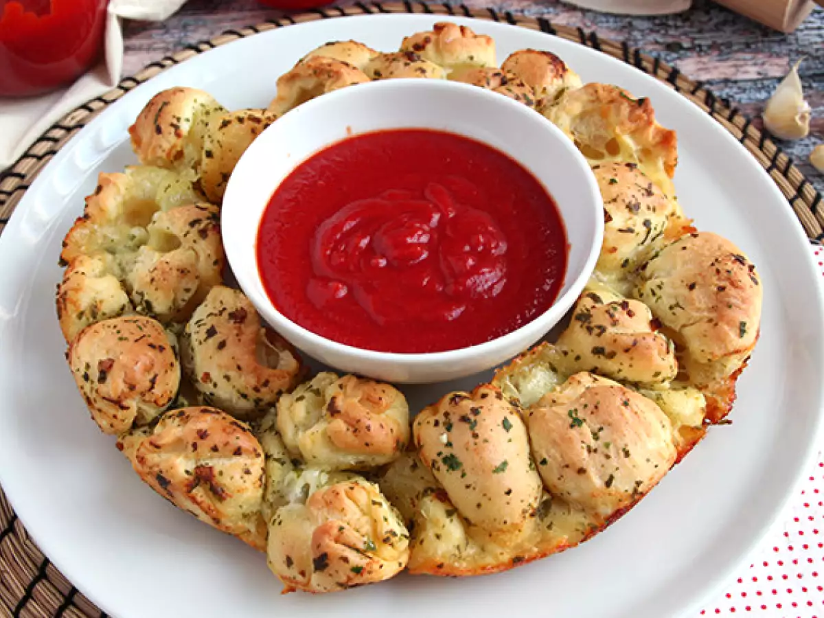 Mit Mozzarella gefüllter Pizzakranz - foto 2