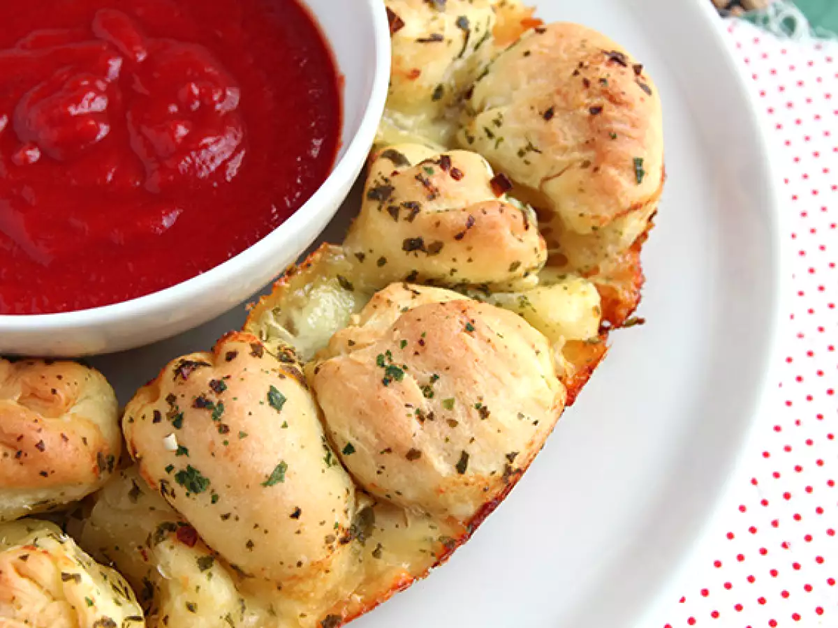 Mit Mozzarella gefüllter Pizzakranz - foto 4