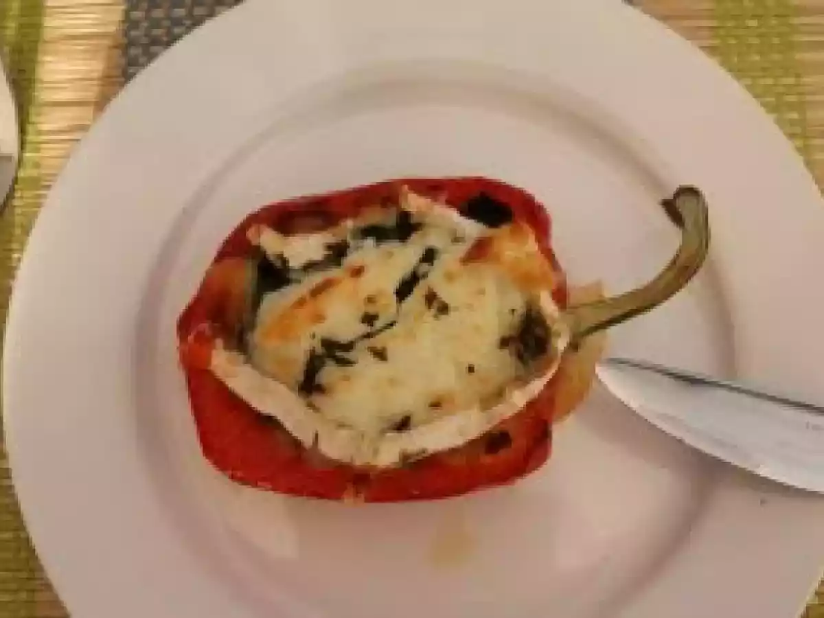 Mit Spinat gefülle Paprikaschoten mit Ziegenkäse überbacken