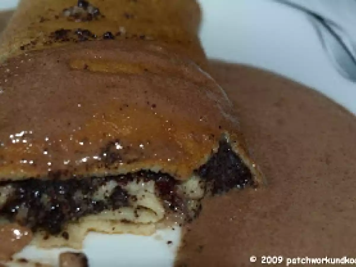 Mohn-Apfelpalatschinken mit Ahornsirup