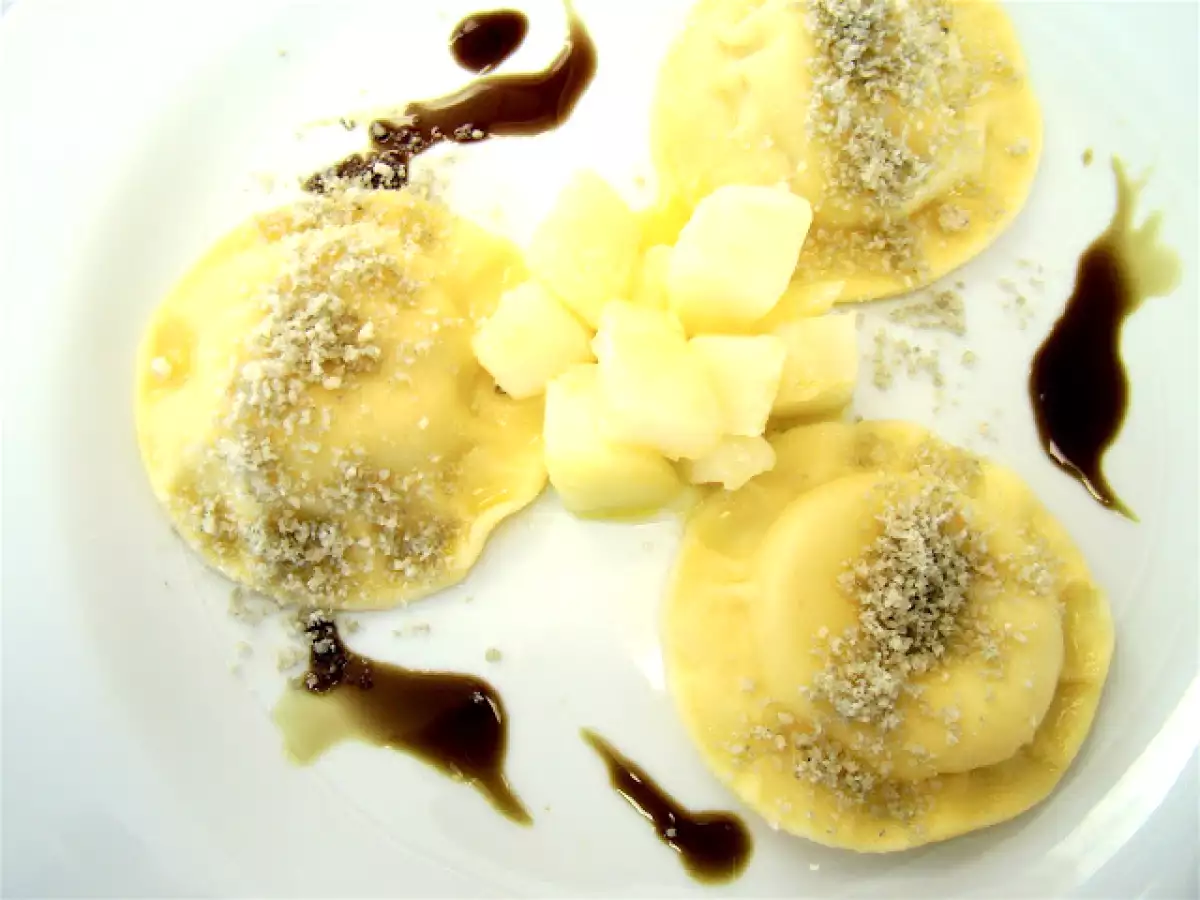 Mohntage: Birnenravioli mit Mohn und Pecorino