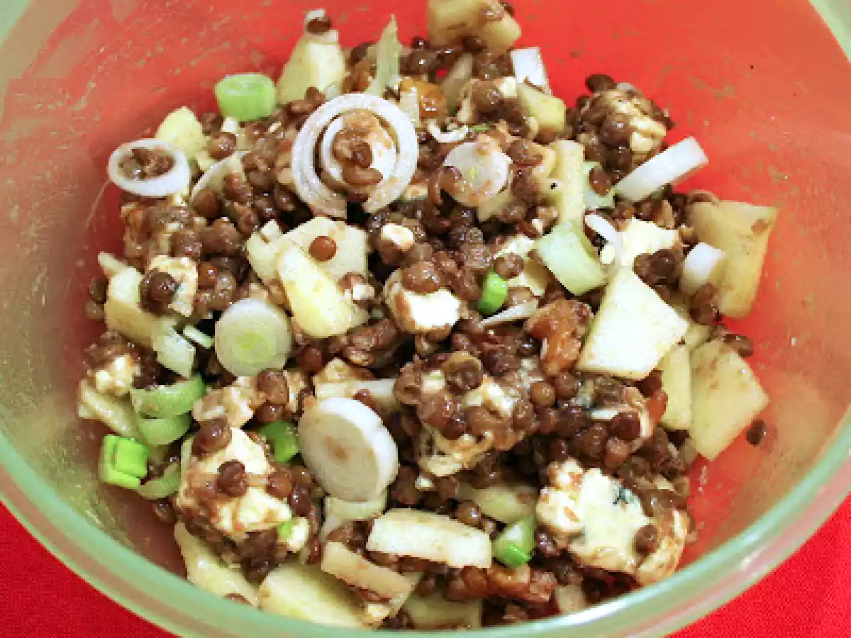 Morgendlicher Ablauf oder Linsensalat mit Gorgonzola, Apfel und Walnüssen