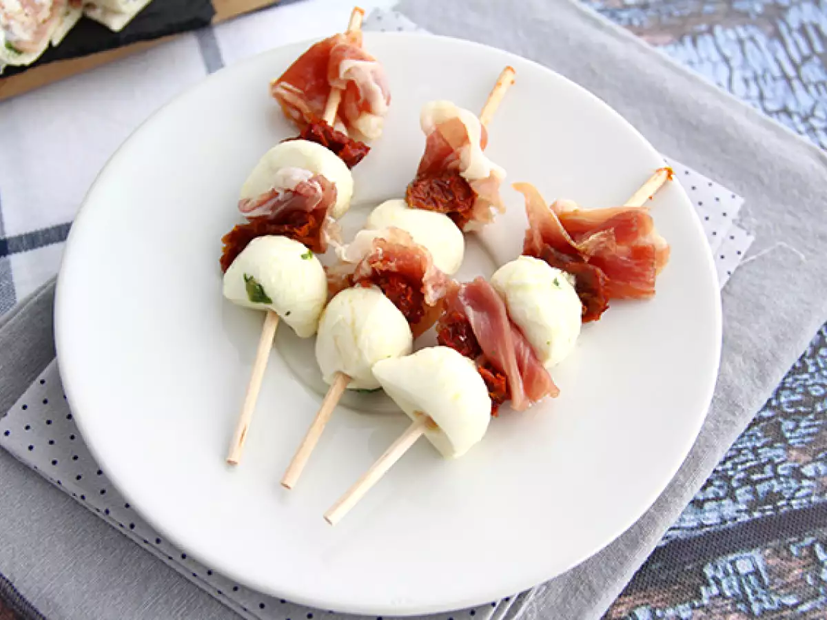 Mozzarella-Spieße mit Rohschinken und getrockneten Tomaten