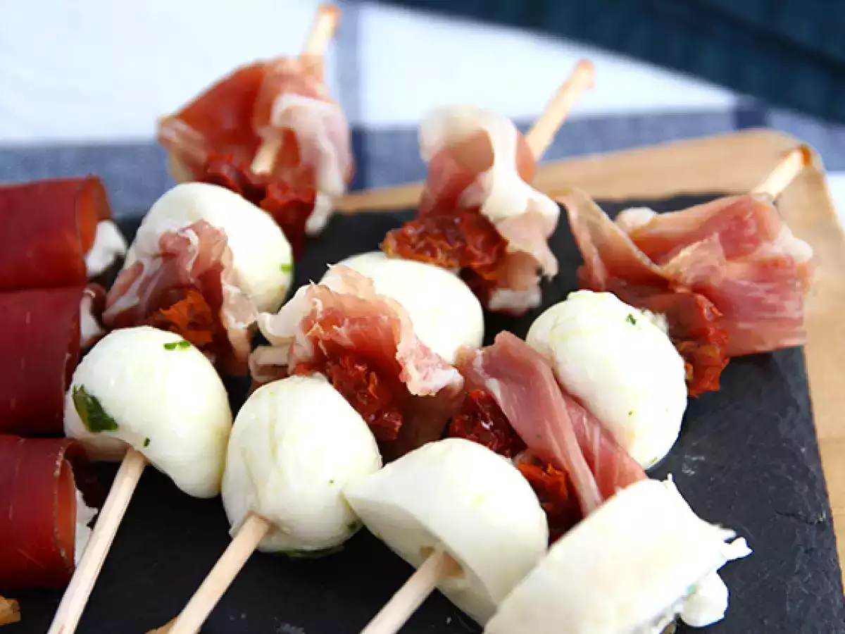 Mozzarella-Spieße mit Rohschinken und getrockneten Tomaten - foto 2