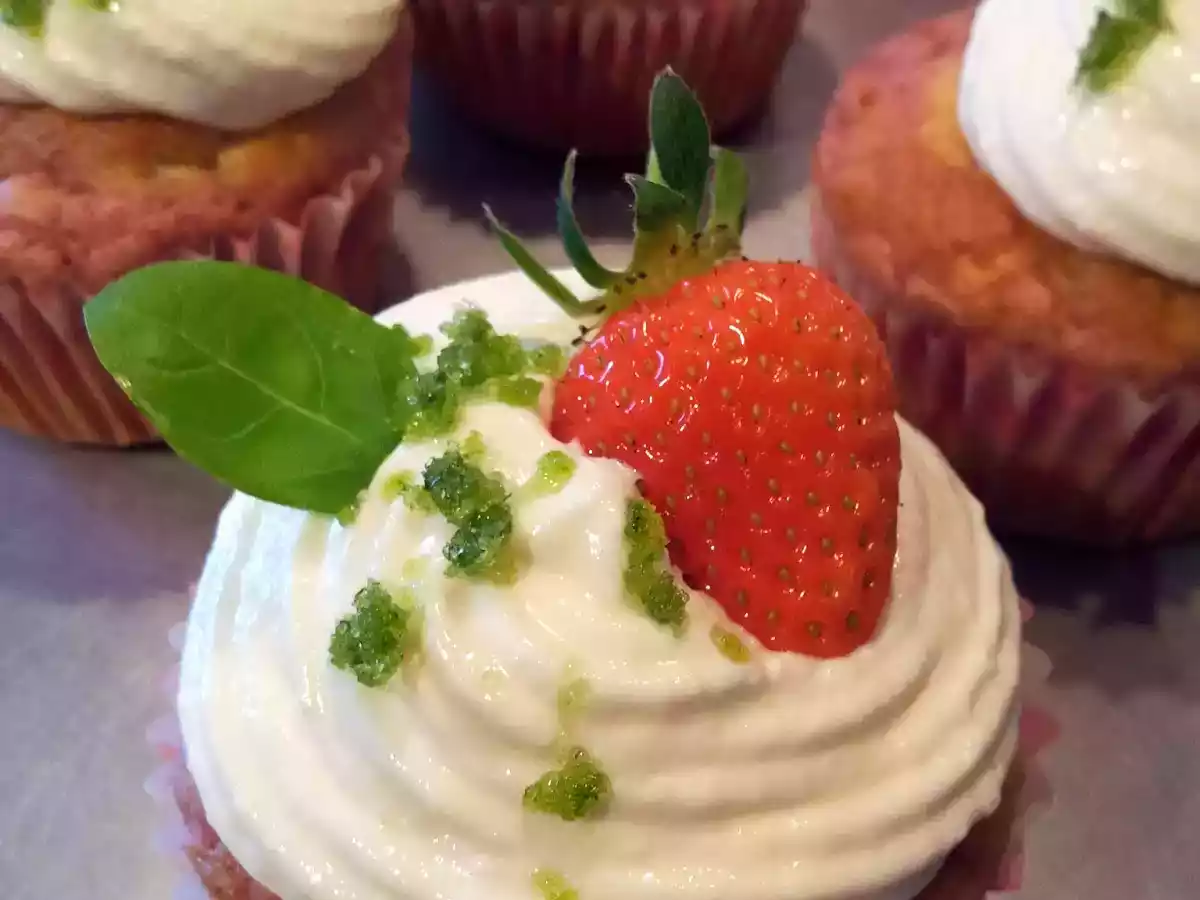 Muffin mit Schmandhaube und Basilikumzucker