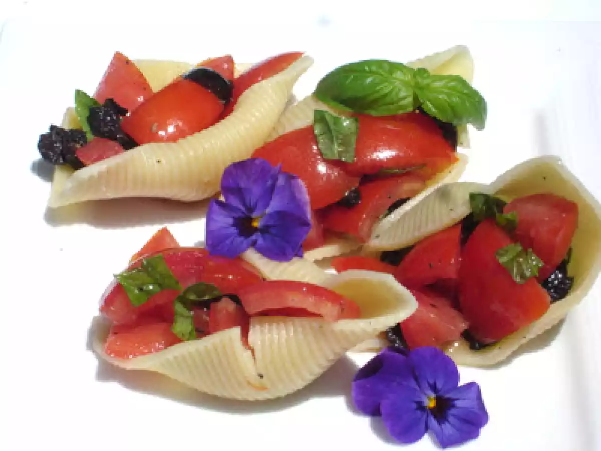 Muschelnudeln gefüllt mit Tomaten und Oliven
