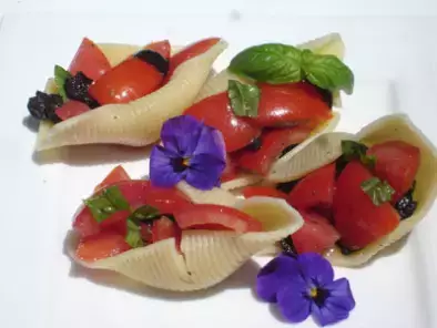 Muschelnudeln gefüllt mit Tomaten und Oliven
