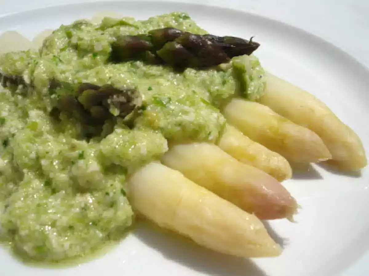 Nachgekocht: Weißer Spargel mit grünem Spargelpesto frei nach Robert