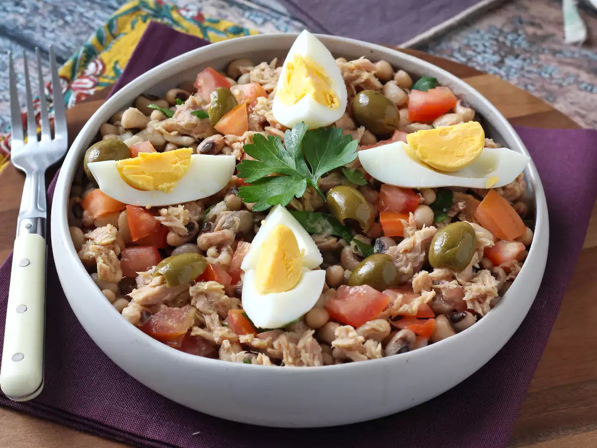 Nivea-Salat (Hornbohnen) mit Thunfisch, Eiern und Oliven: der portugiesische Klassiker!
