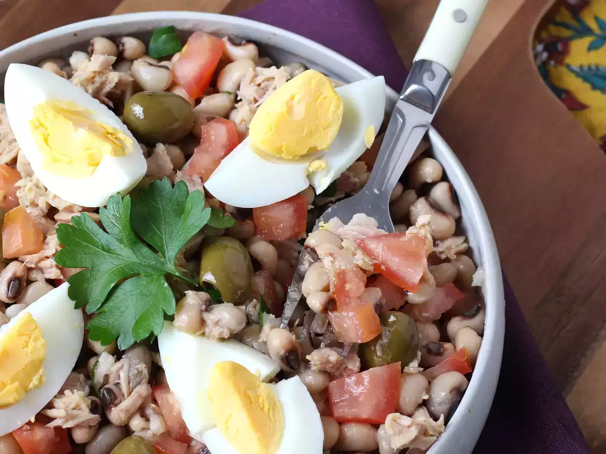 Nivea-Salat (Hornbohnen) mit Thunfisch, Eiern und Oliven: der portugiesische Klassiker! - foto 2