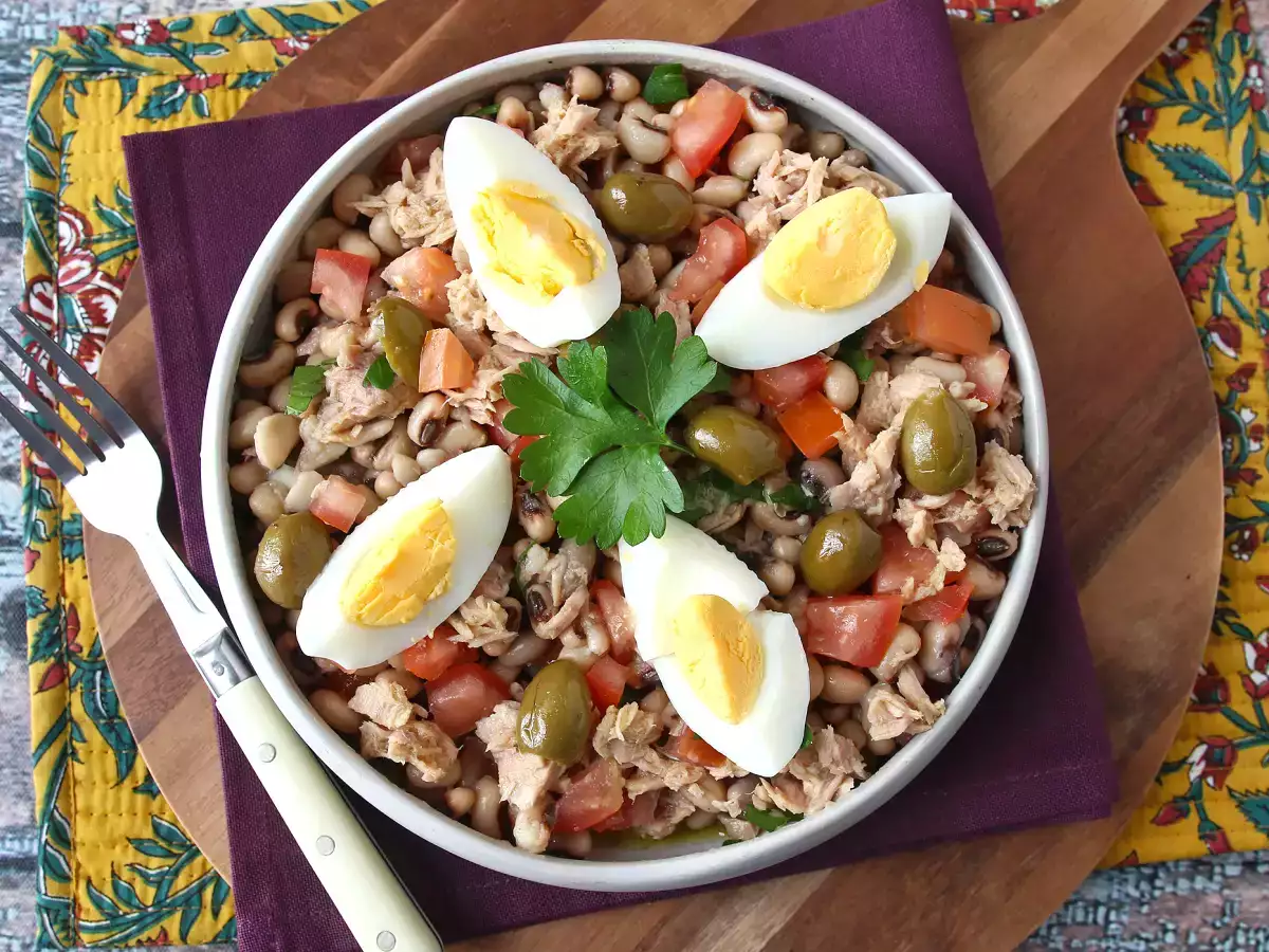 Nivea-Salat (Hornbohnen) mit Thunfisch, Eiern und Oliven: der portugiesische Klassiker! - foto 3