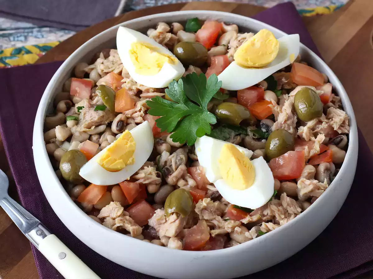 Nivea-Salat (Hornbohnen) mit Thunfisch, Eiern und Oliven: der portugiesische Klassiker! - foto 4