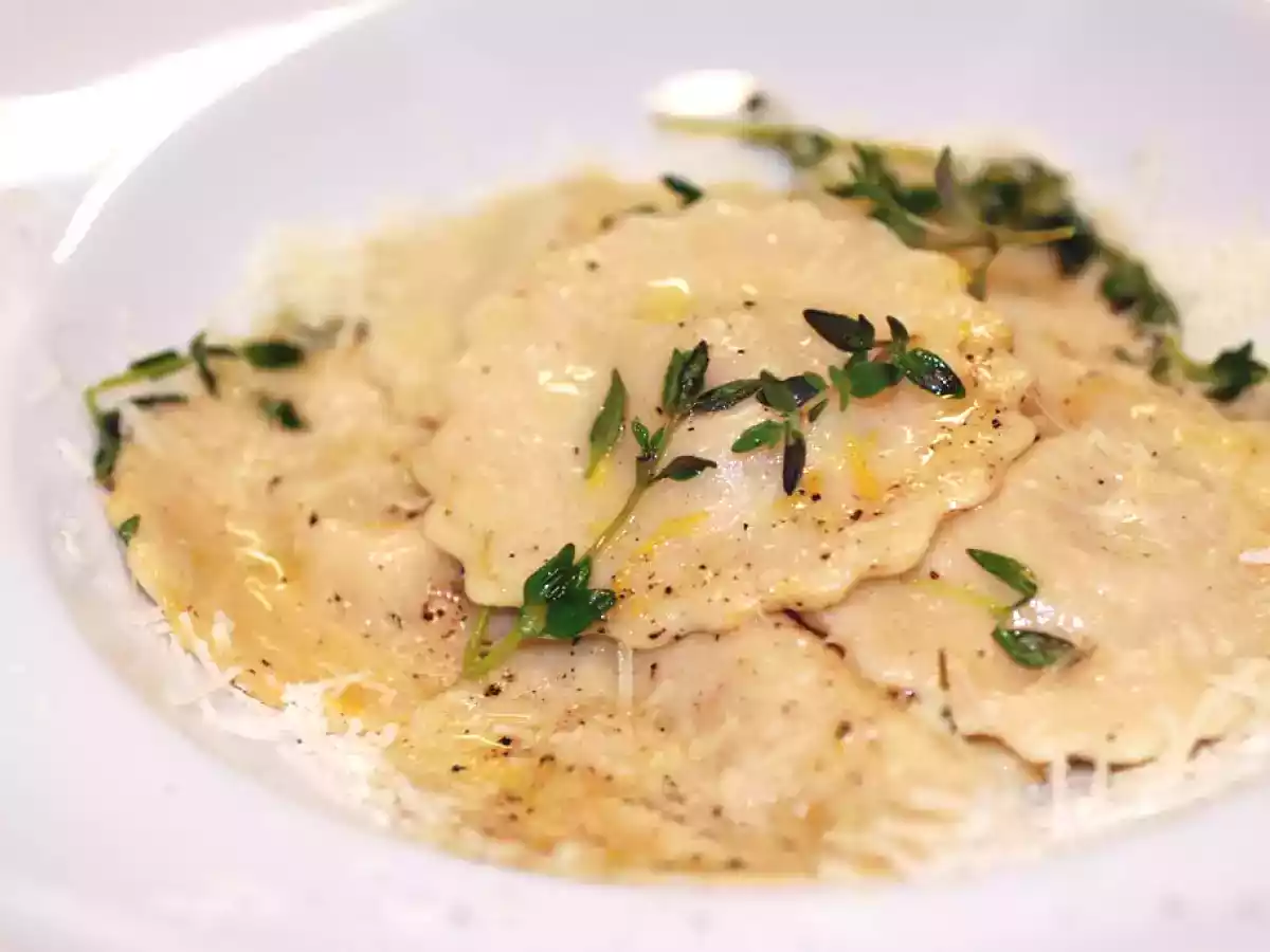 Nudeln machen ohne Nudelmaschine Ravioli mit Kürbisfüllung in Thymian-Zitronenbutter