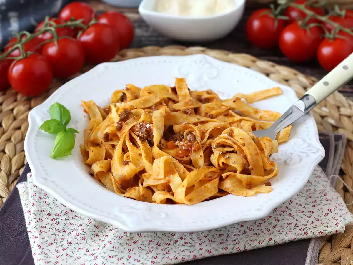 Nudeln mit Bolognese-Soße - tagliatelle al ragù alla bolognese - foto 2