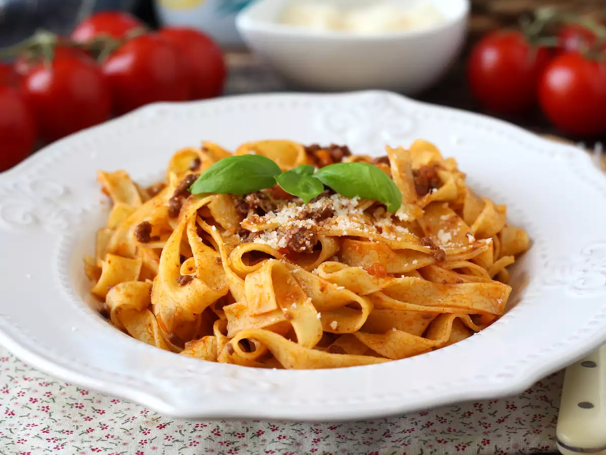 Nudeln mit Bolognese-Soße - tagliatelle al ragù alla bolognese - foto 3
